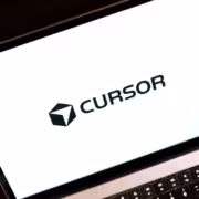 Экран ноутбука с логотипом Cursor и текстом