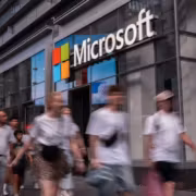 Люди идут мимо магазина Microsoft на улице