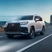 Крупный белый Lexus LX600 на дороге в городе