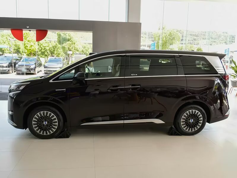 Черный минивэн BYD Denza D9 внутри автосалона