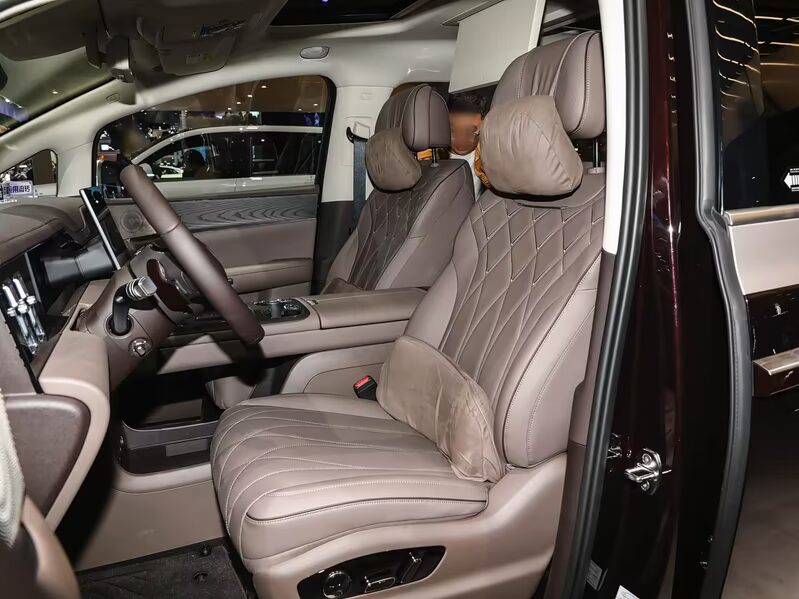 Внутренний интерьер BYD Denza D9 передние сиденья