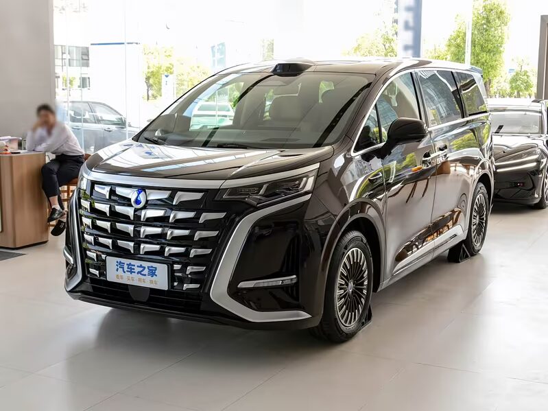 Дизайн BYD Denza D9 с десятью экранами