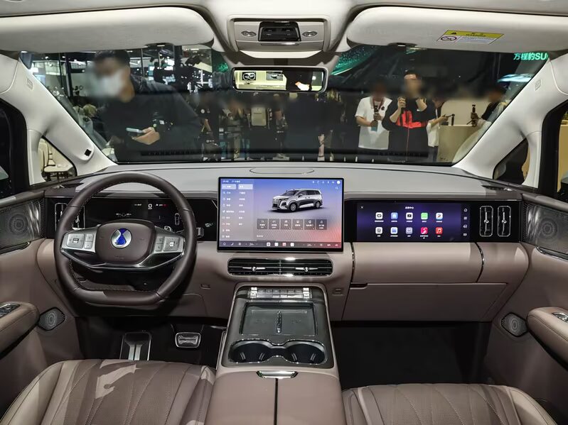 Интерьер BYD Denza D9 с тремя дисплеями