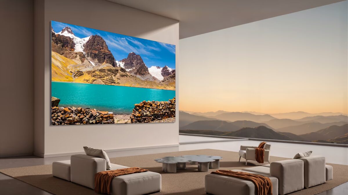 гостиная с диванами и картиной TCL X11L Micro LED