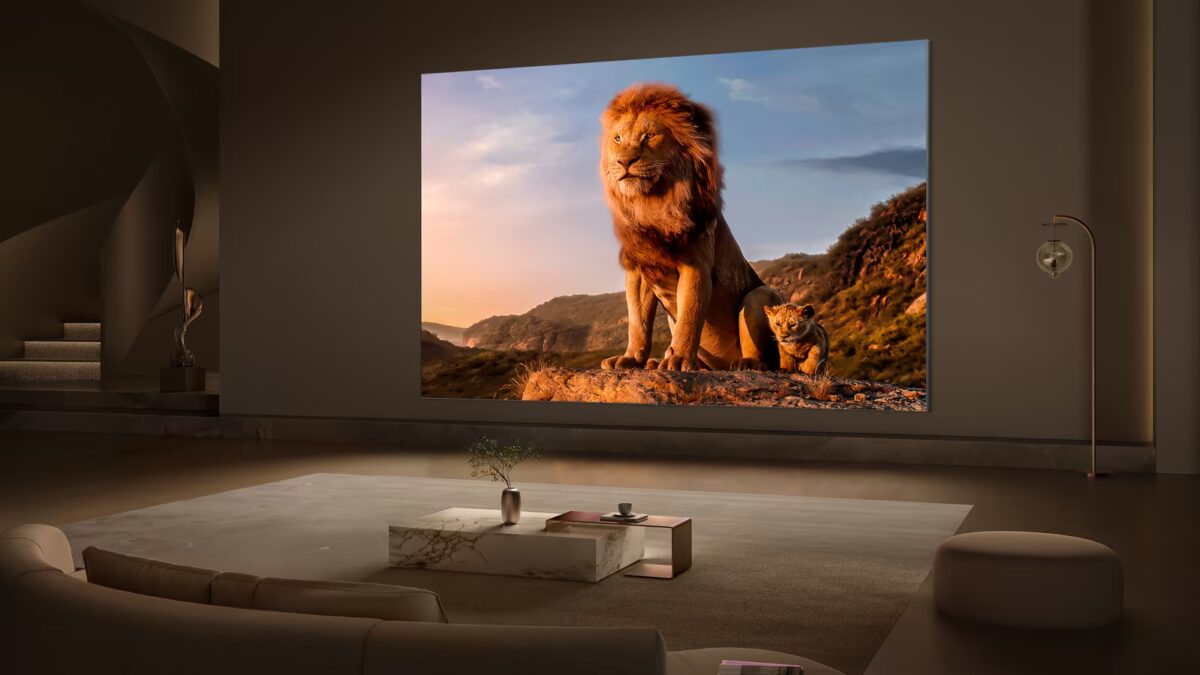 Крупный 163-дюймовый телевизор TCL X11L Micro LED в гостиной