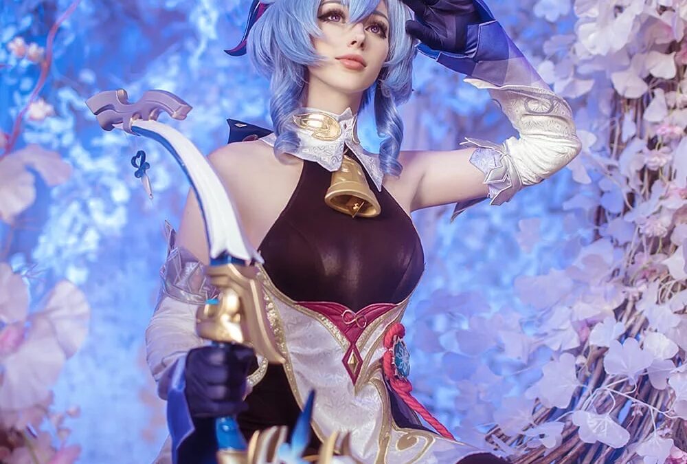 Ган Юй из Genshin Impact косплей Lady Melamori в цветущем саду