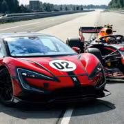 Два гоночных автомобиля Формулы 1, один Ferrari и один Red Bull