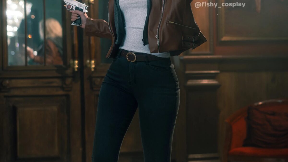 Женщина с короткими светлыми волосами держит пистолет Resident Evil Requiem