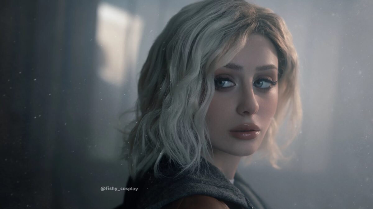 Модель с серебристыми вьющимися волосами и голубыми глазами