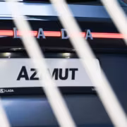 Задняя часть автомобиля LADA Azimut на парковке