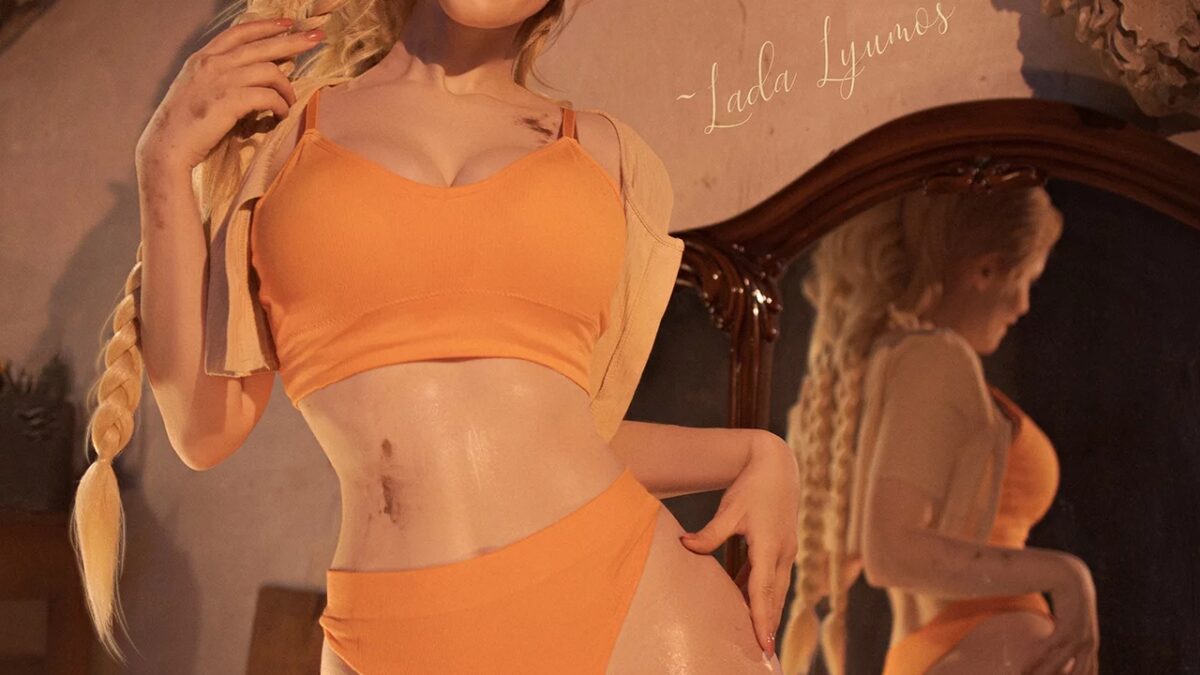 Косплей Джеммы из Monster Hunter Wilds от Лады Люмос в оранжевом костюме