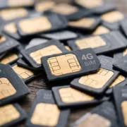 Много SIM-карт Vodafone 4G SIM на деревянной поверхности