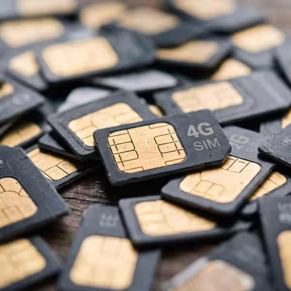 Много SIM-карт Vodafone 4G SIM на деревянной поверхности