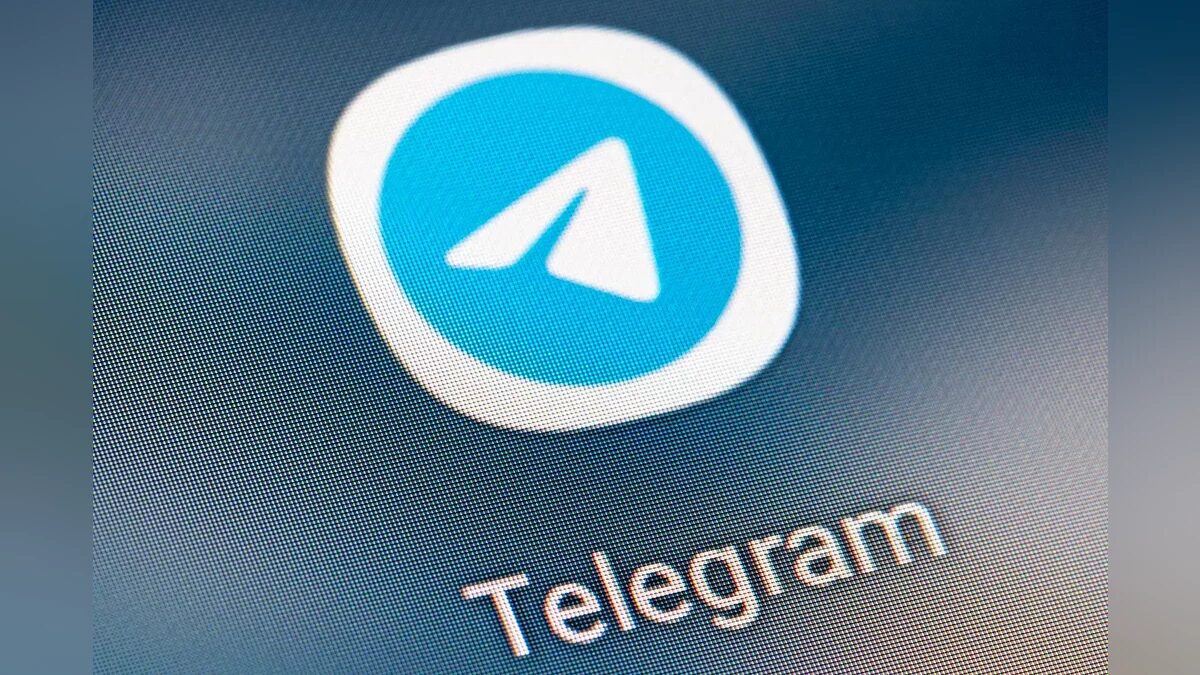 Иконка мессенджера Telegram на экране смартфона