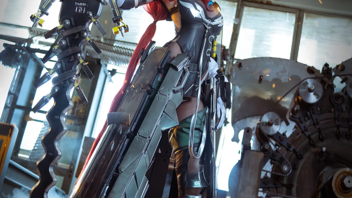 Косплей Эмбер из Arknights Endfield в доспехах