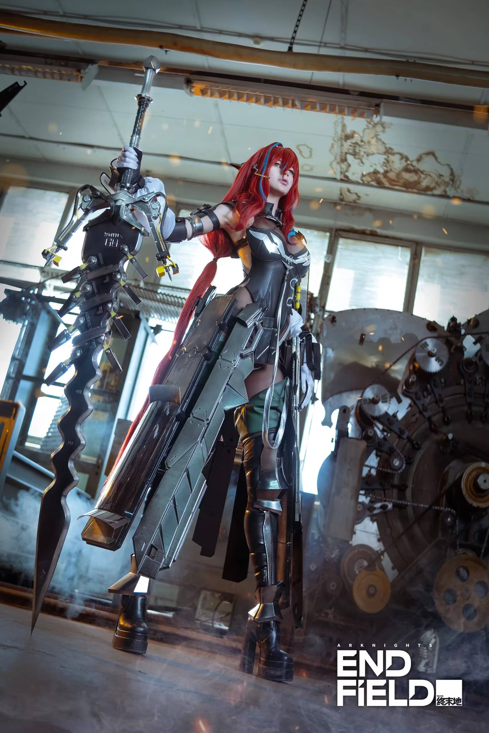 Косплей Эмбер из Arknights Endfield в доспехах