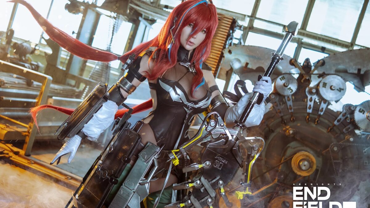 Косплей Эмбер из Arknights Endfield в индустриальном антураже