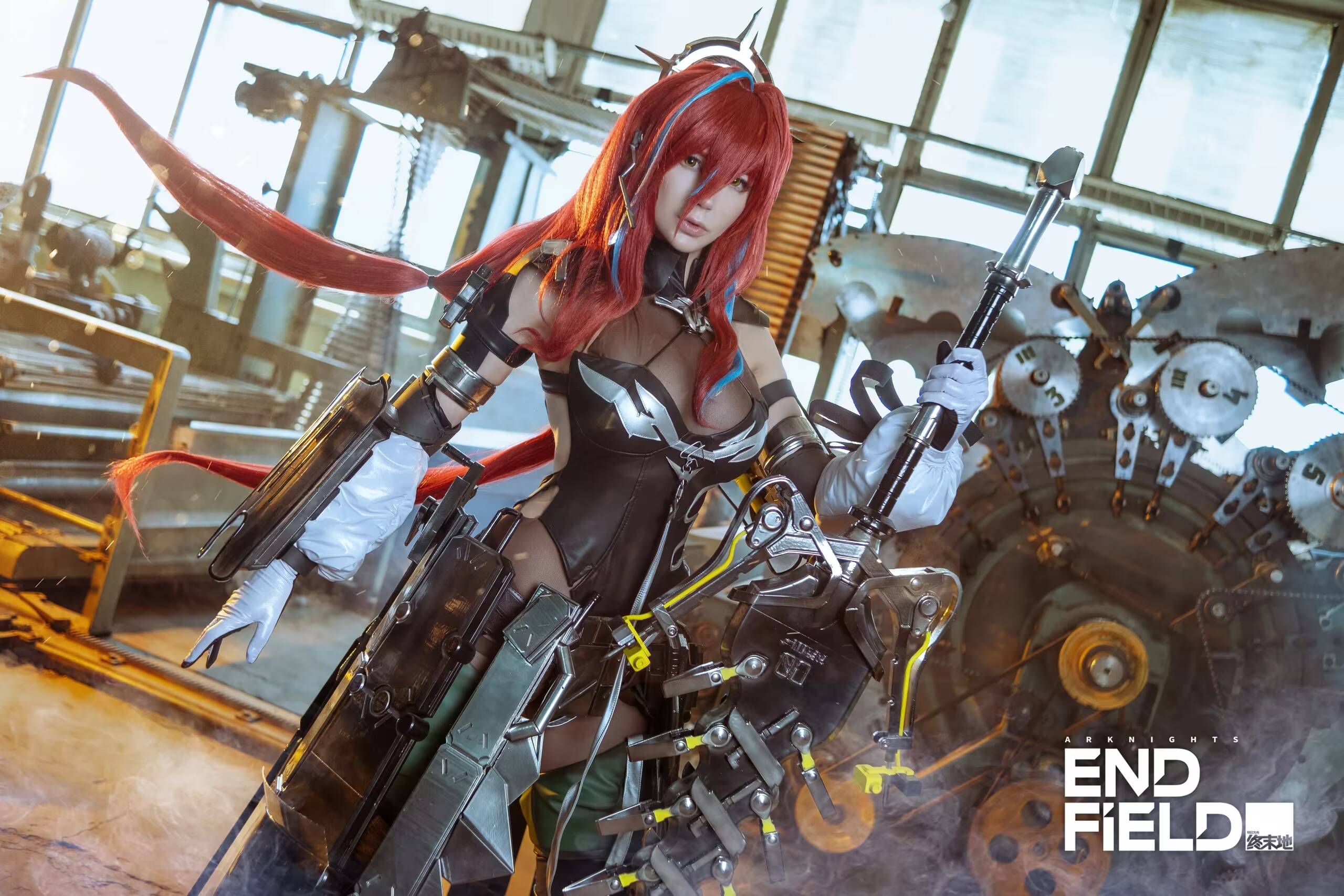 Косплей Эмбер из Arknights Endfield в индустриальном антураже