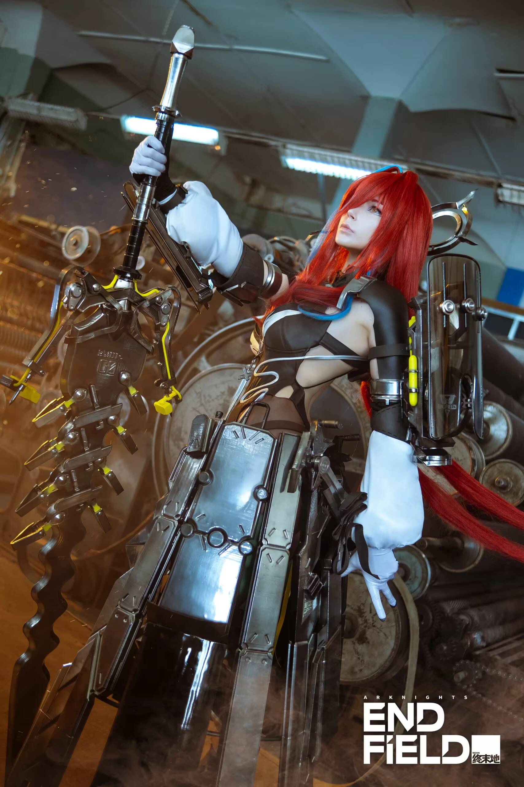 Косплей Эмбер из Arknights Endfield с доспехами и оружием