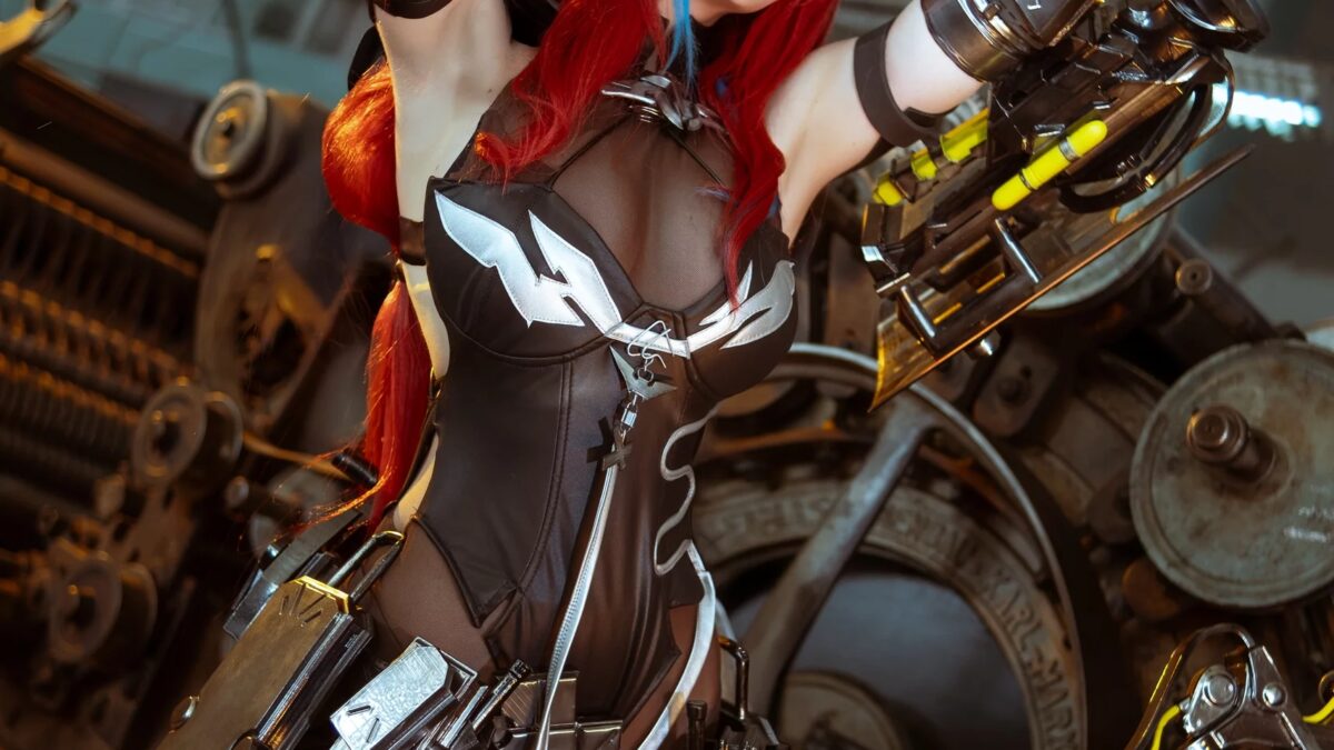 Косплей OICHI в доспехах Эмбер из Endfield