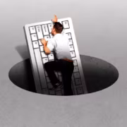 человек на клавиатуре с дырой тест Mythos