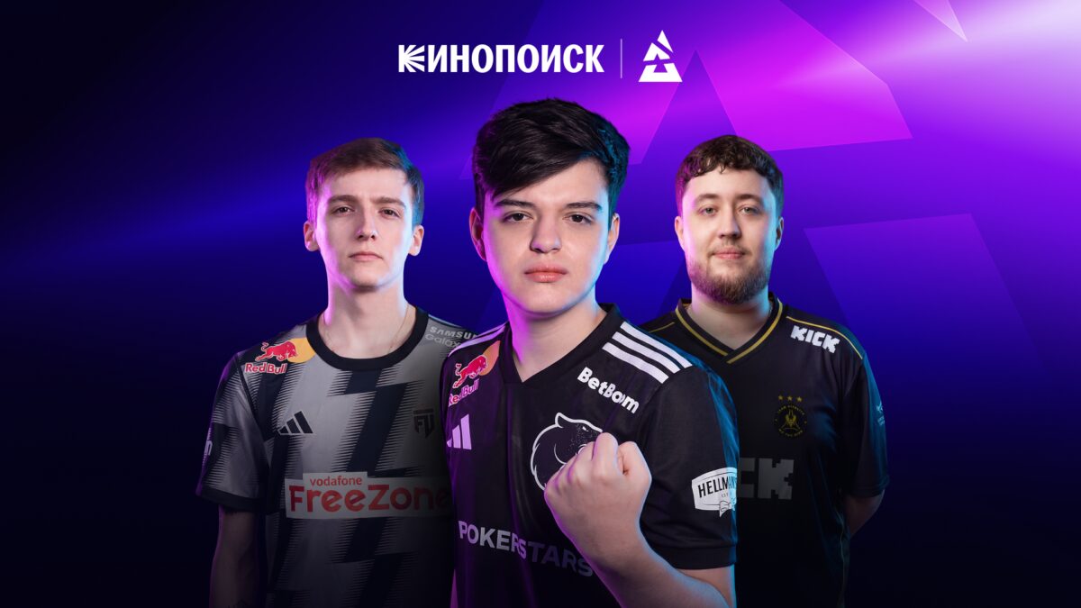 Три профессиональных киберспортсмена в товарных футболках CS2 и Dota 2 с фонами в фиолетовых оттенках