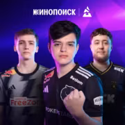 Три профессиональных киберспортсмена в товарных футболках CS2 и Dota 2 с фонами в фиолетовых оттенках