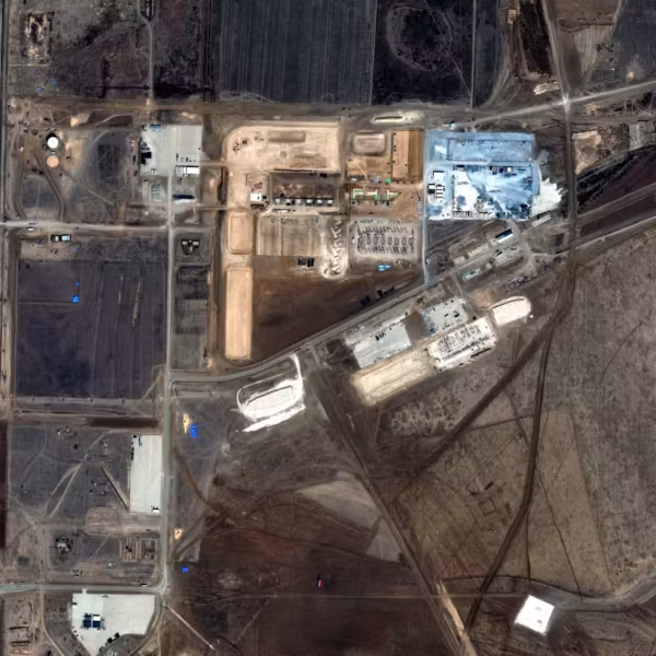 Карта военной базы с дорогами и строениями