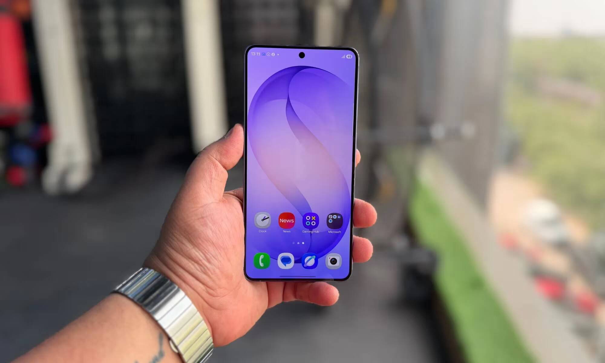 Samsung предупредила о подорожании техники к 2027 году 2 Держит смартфон Samsung Galaxy в руке предает