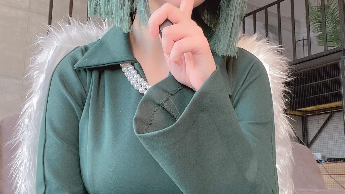 Helly Valentine в образе Фубуки из Ванпанчмен