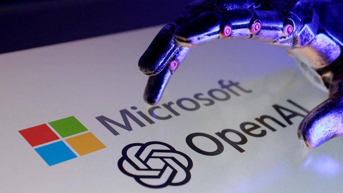 Рука робота, взаимодействующая с логотипами Microsoft и OpenAI