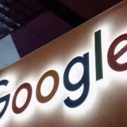 Вывеска Google со светящейся подсветкой на стене