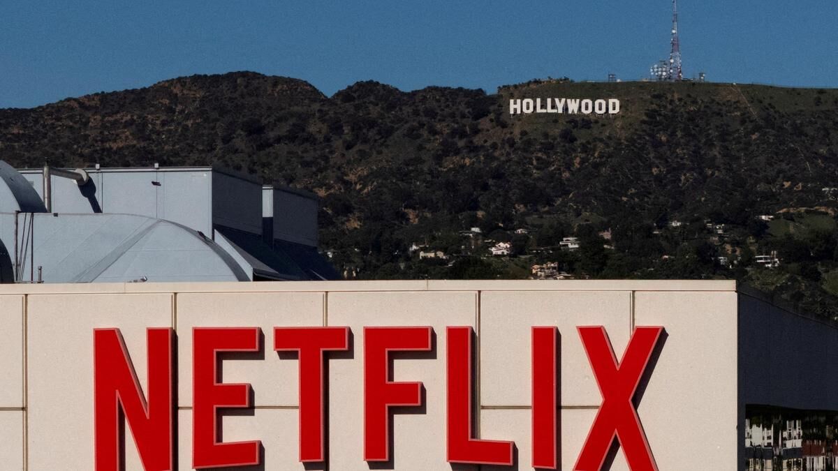 Знак Netflix и холмы с надписью Hollywood