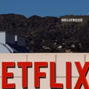 Знак Netflix и холмы с надписью Hollywood