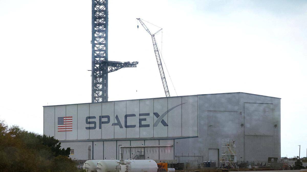 Кран и складское здание с логотипом SpaceX