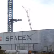 Кран и складское здание с логотипом SpaceX