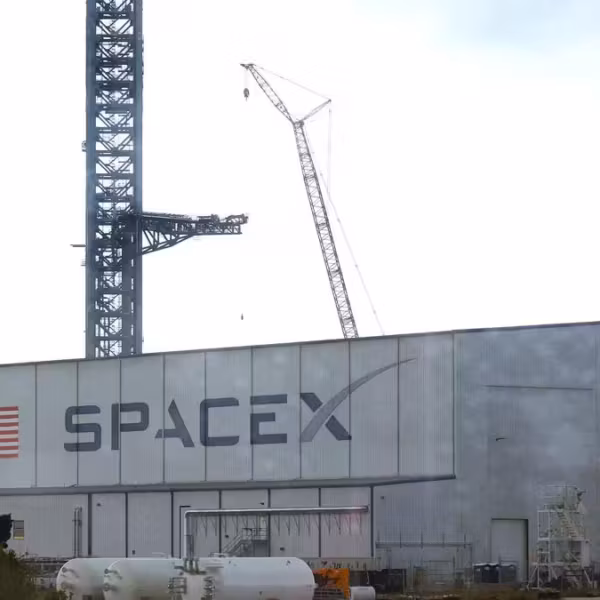 Кран и складское здание с логотипом SpaceX
