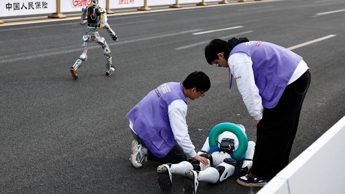 Двое человек и робот-аватар на дороге в Китае