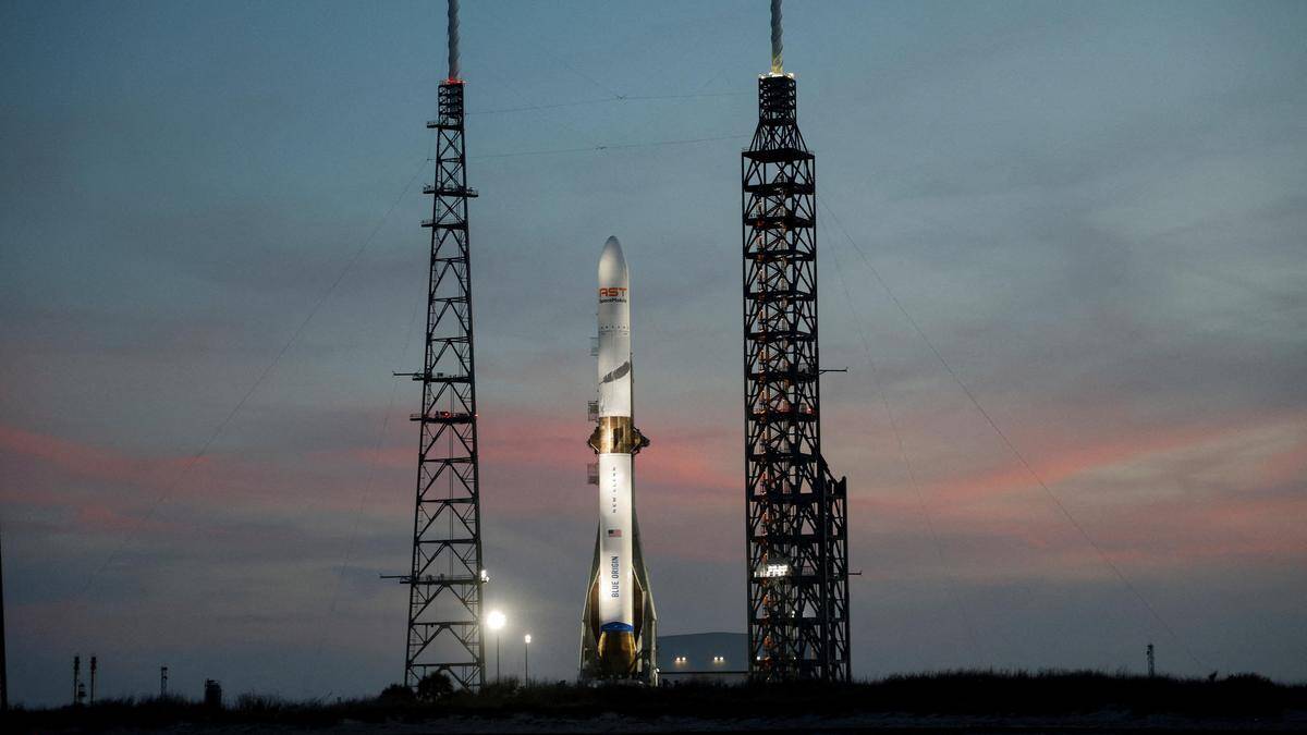 Ракета Blue Origin New Glenn между антеннами на космической площадке