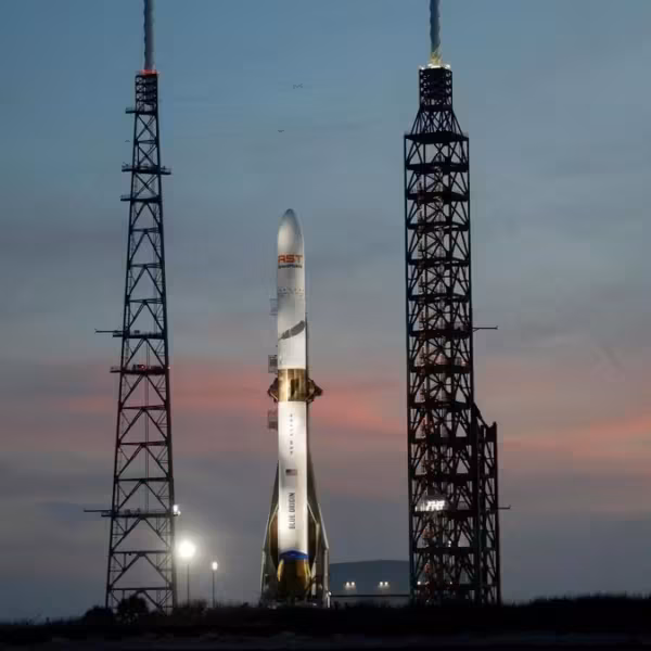 Ракета Blue Origin New Glenn между антеннами на космической площадке