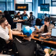 Группа людей за рабочим столом обсуждает цифровые продукты МосХаб.Сколково