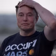 Мужчина в футболке с надписью OCCULT MARS Илон Маск