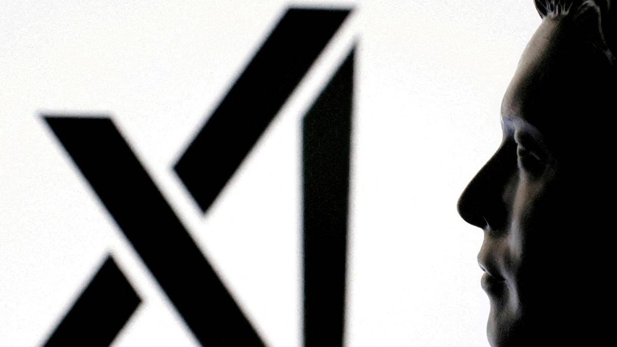 силуэт лица и логотип xAI