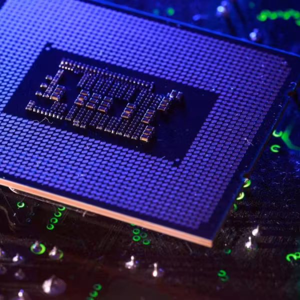 Компьютерный процессор Intel на материнской плате