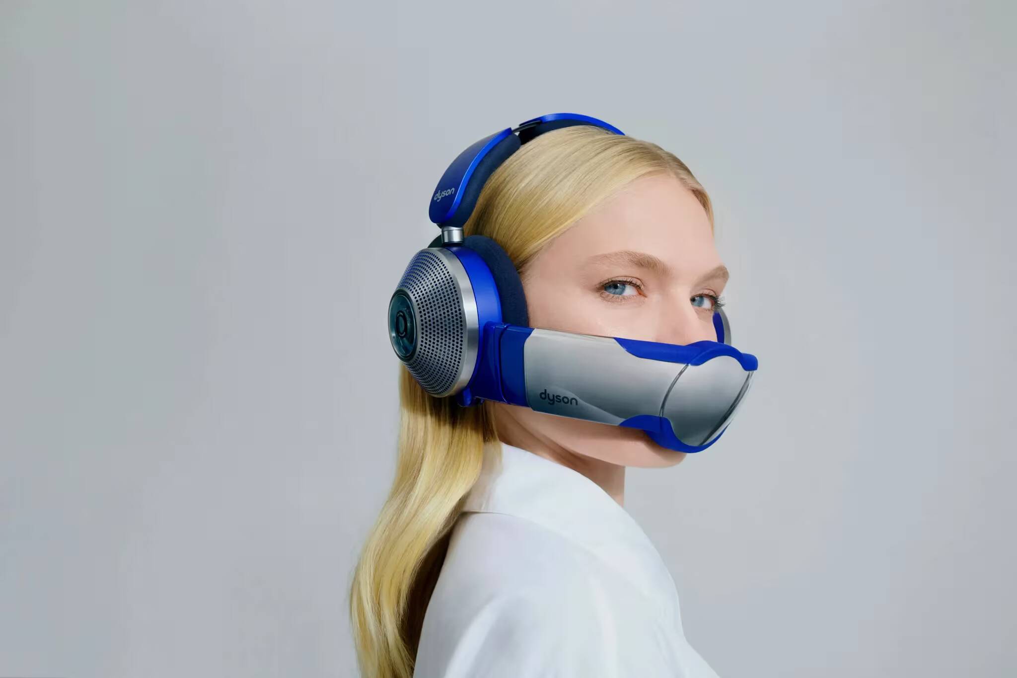 5 крутых продуктов Dyson, о которых вы, скорее всего, не знали 1 Модель Dyson с голубыми наушниками и визором