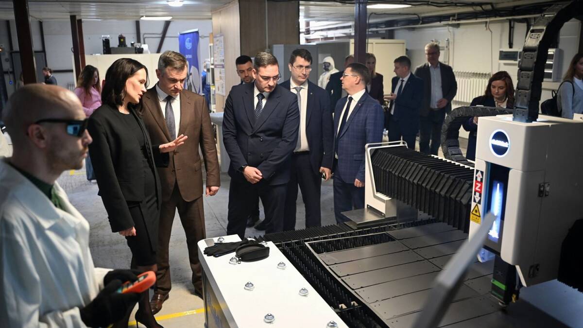 группа людей наблюдает за автоматической линией производства аудиоустройств Oculus