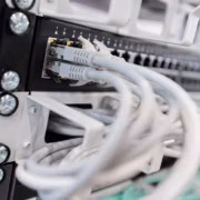 Коммуникационный сервер с сетевыми кабелями и коммутаторами