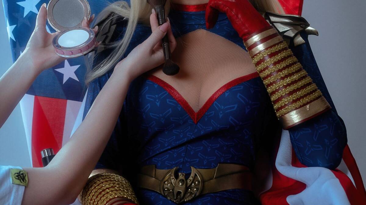 Женский косплей Хоумлендера из Пацанов с американским флагом