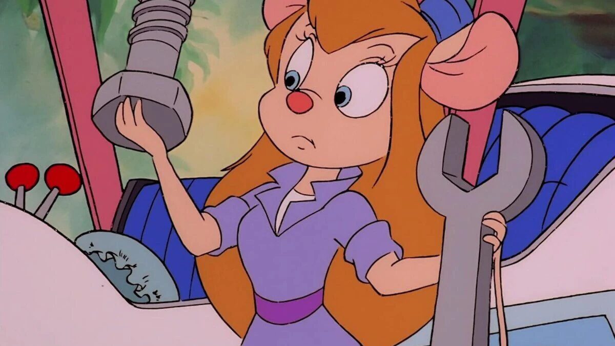 Мультяшная мышь Гаечка из Чип и Дейл и девочка в костюме