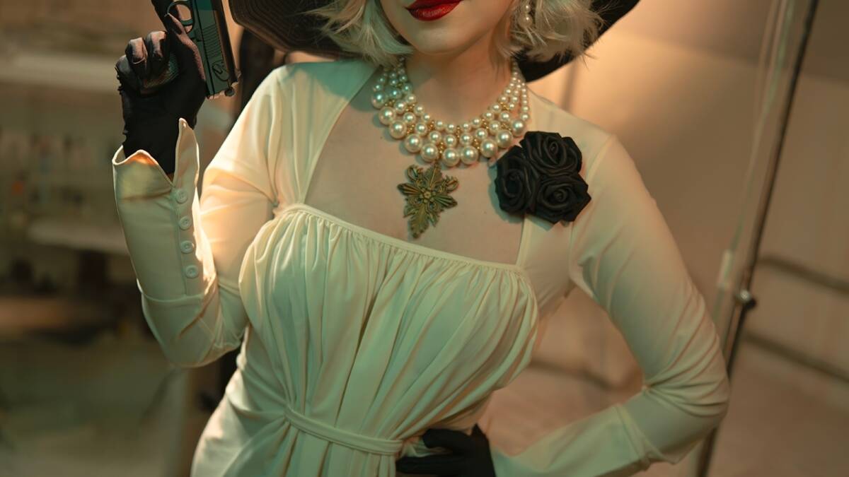 Косплей Грейс Эшкрофт из Resident Evil Requiem в костюме «Нуар» с широкой шляпой